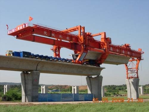 Слесарь по монтажу автодорожного моста 200 тонн подгонял кран на козлах 240 тонн запуская